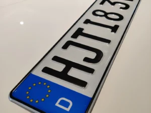 Plaque Allemande Move B*tch dans le rétroviseur... :), Incluant le support de plaque